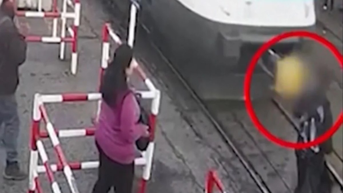 Arjantin’de telefona bakan adama tramvay çarptı