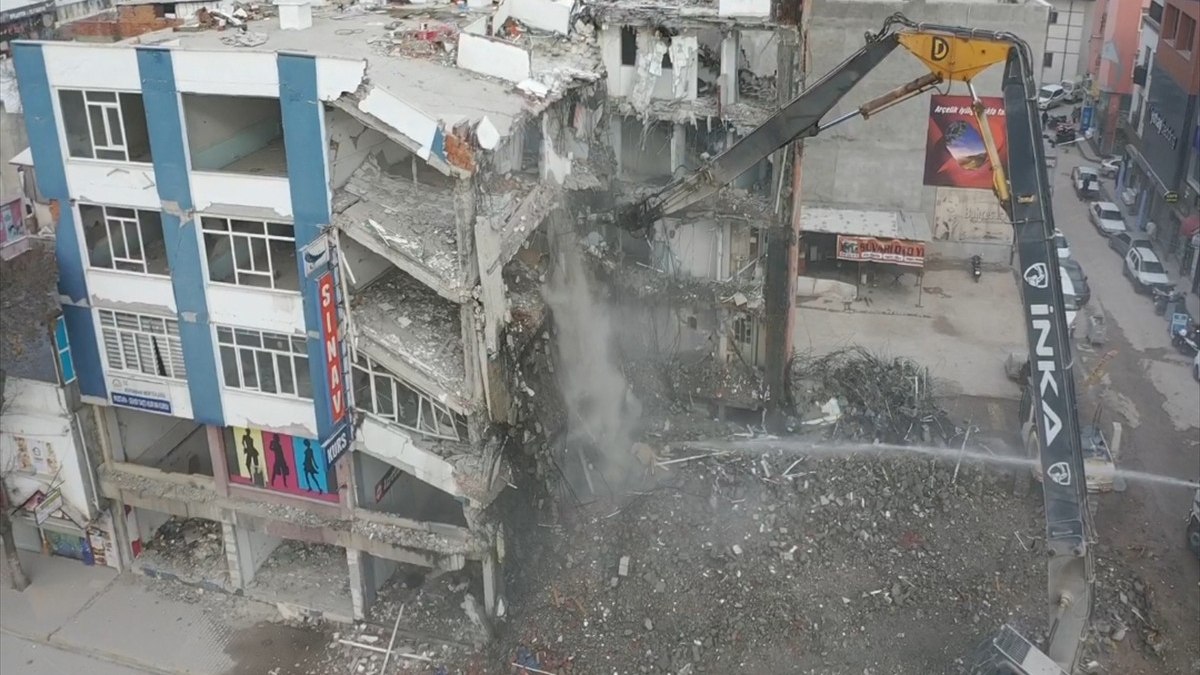 Adıyaman’da hasarlı binaların yıkımı sürüyor