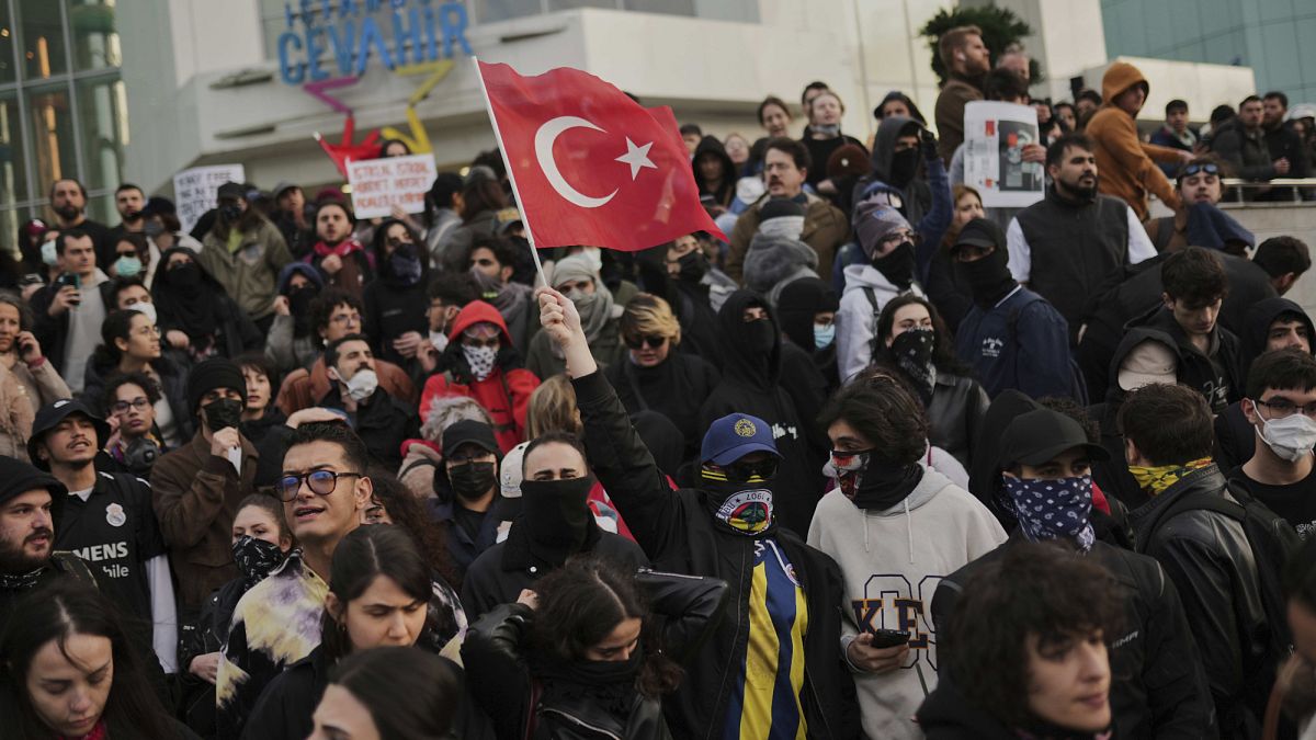 İmamoğlu’nun tutuklanmasına yönelik protestolar sürerken iki gazeteci daha gözaltına alındı